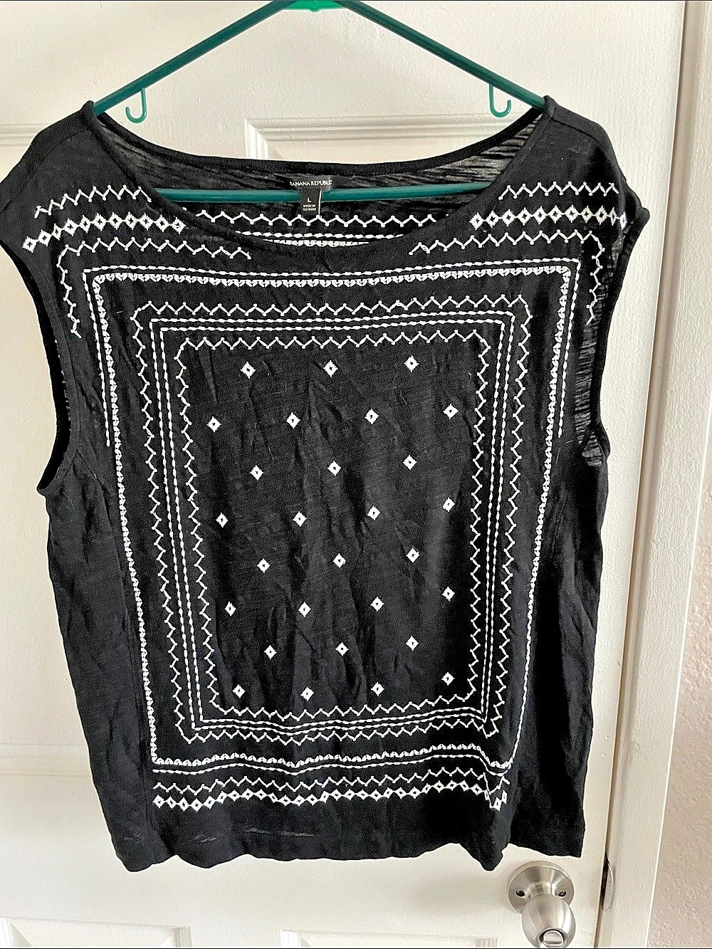 Banana Republic Black & White Geometric Sleeveless Top